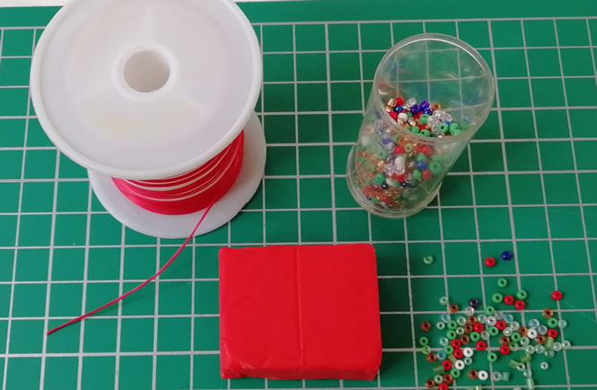 materiales que usaremos para hacer los adornos, plastilina, abalorios, estrellitas doradas