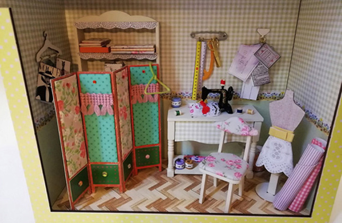 El biombo está situado dentro del taller de costura decorando el ambiente.