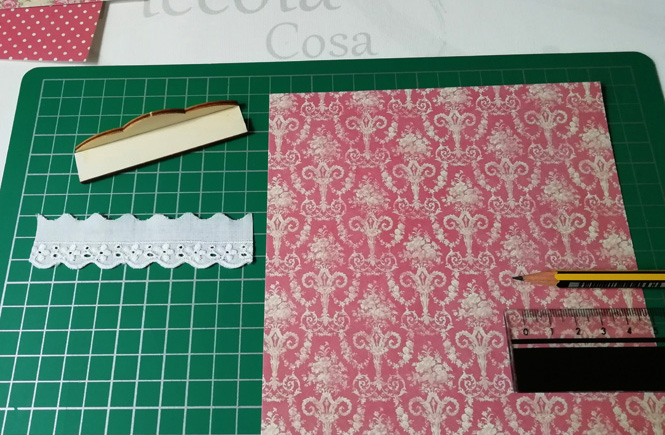 Estantería en miniatura. Una lámina de papel craft para forrar la estantería y una puntilla.