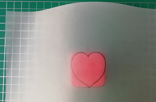 Posizioniamo la carta da lucido con il disegno di un cuore, sopra il blocco delle tre plastiline colorate