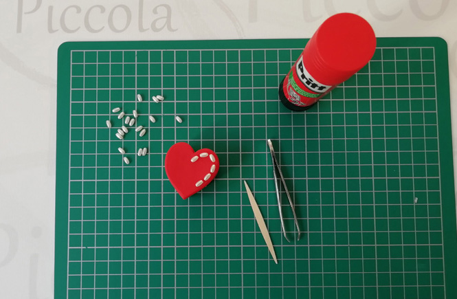 Decore the heart cake with litle pearls, beads, ...