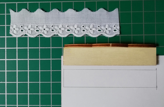 Una puntilla. Estantería en miniatura. Medidas de la estantería a lápiz en el papel craft.