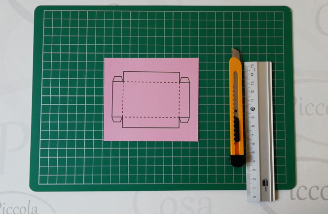 Tray template to put the plasticine hearts