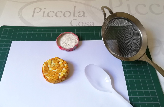 A colander and a little flour to imitate the powdered sugar