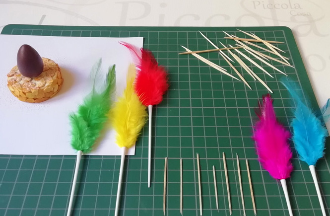 Plumas de colores para decorar el pastel y palitos de palillos cortados muy finos