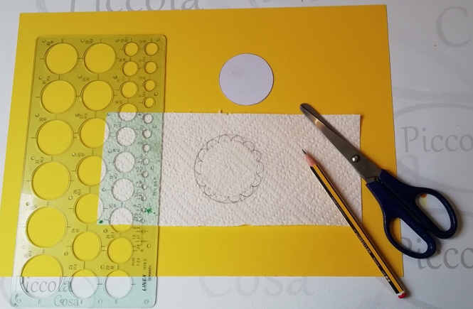 The smallest circle is marked above the doilies. Between this one and the big one, mark with pencil, half moons